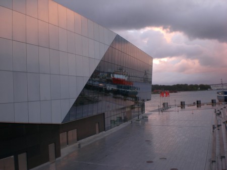 Das Theater liegt direkt am Hafen von Stavanger