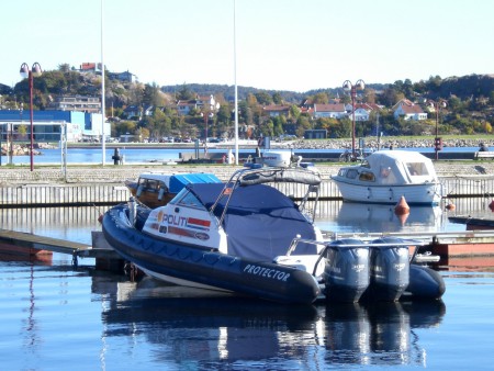 600 Pferde für ein Schlauchboot. Die Polizei braucht hier auch ihren Spaß:-)