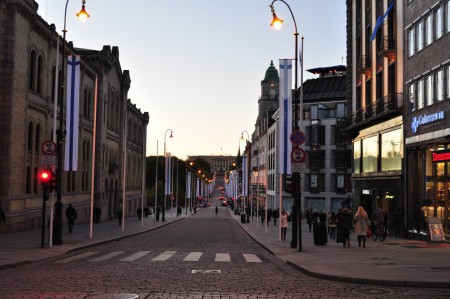 Netter Empfang für das finnische Königshaus: Fahnen hingen in der ganzen Stadt.